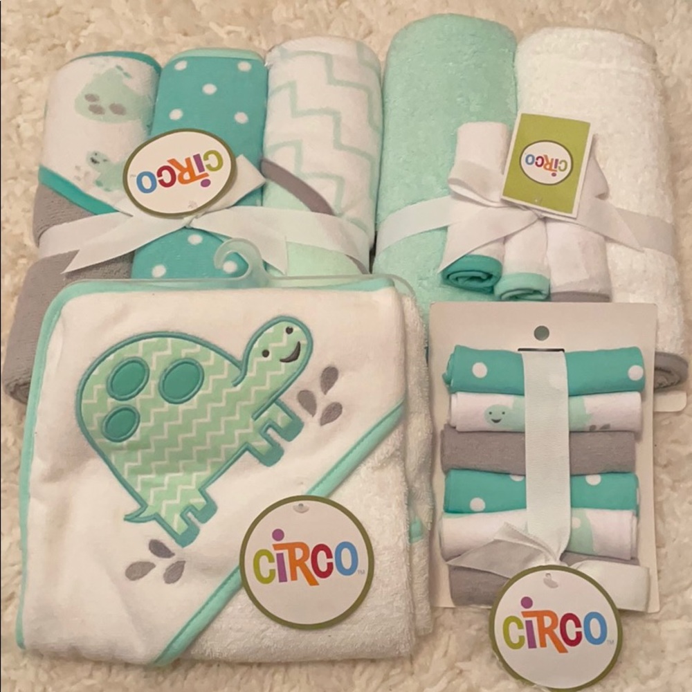 NWT Infant towel and washcloth bundle